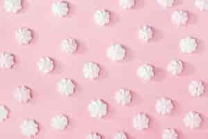 Free photo white marshmallows on pink