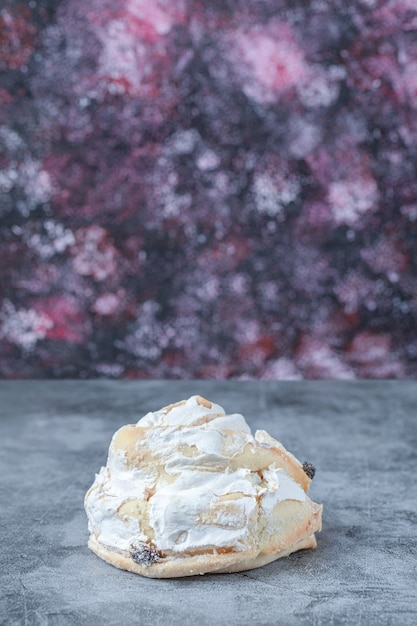 Free photo white meringue cookies with black raisines