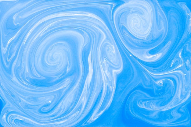 Белый смешанный в синей краске жидкий текстуру фона