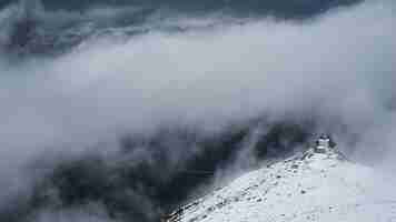 Foto gratuita montagna bianca sotto nuvole bianche durante il giorno