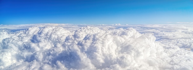 昼間の白いニンバス雲