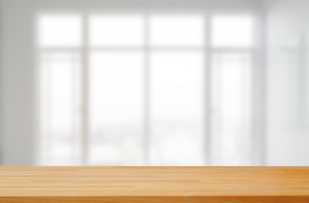 木​の​板​製品​ディスプレイ​と​白い​オフィス​ウィンドウ​の​背景