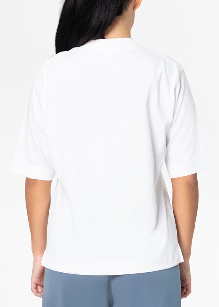 デザインスペースの女性のカジュアルなアパレルの背面図と白い特大のTシャツ
