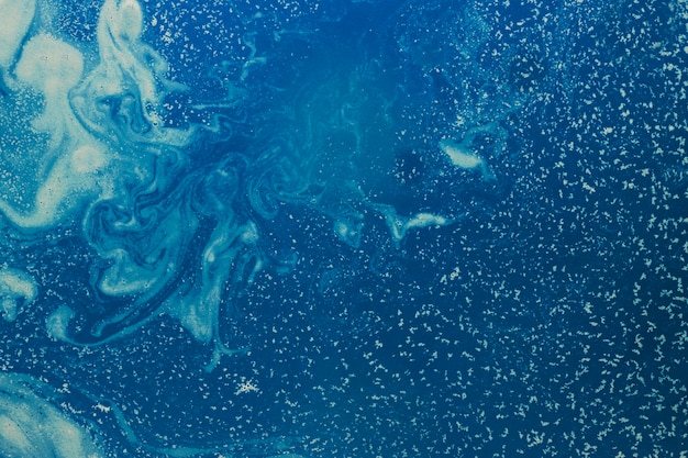 青い水の中の白い塗料