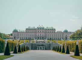 Foto gratuita palazzo bianco con grande giardino