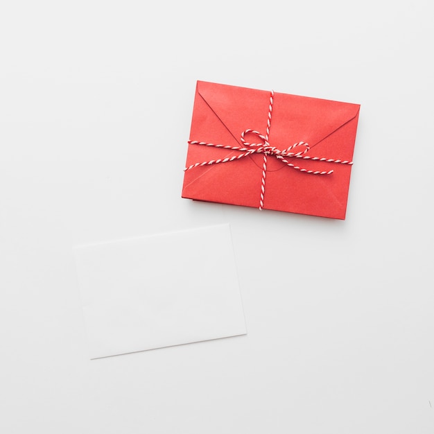 Белая бумага с красным конвертом