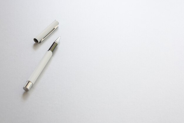 필기 용지, 배경 흰색에 고립 된 흰색 펜.