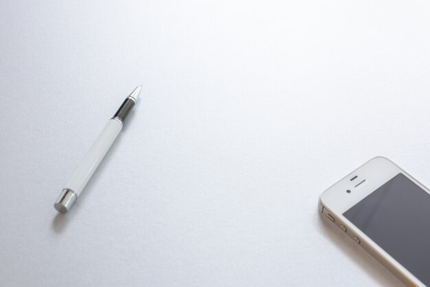 흰색 펜 및 흰색 배경에 흰색 전화.
