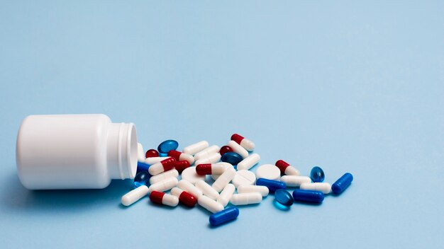 青色の背景に白い錠剤コンテナー