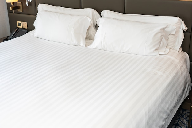 침실의 침대 장식 인테리어에 흰색 베개
