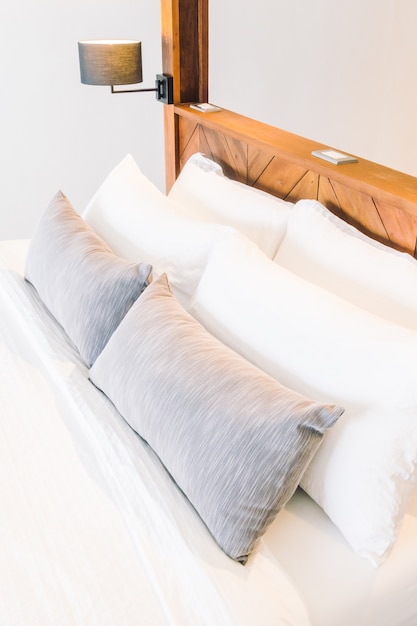 Foto gratuita cuscino bianco sul letto