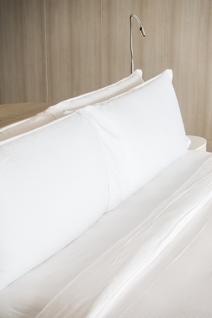 Free photo white pillow on bed