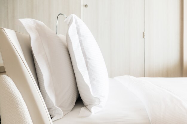침대에 하얀 베개
