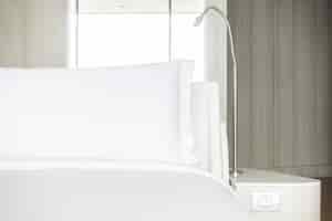 Foto gratuita cuscino bianco sul letto