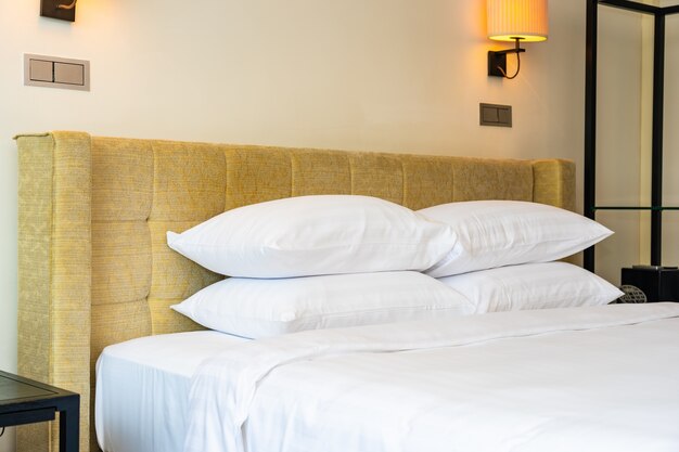 Белая подушка и одеяло с подсветкой лампы украшения интерьера