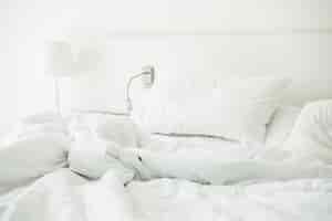 Бесплатное фото Белая подушка на мятой кровати