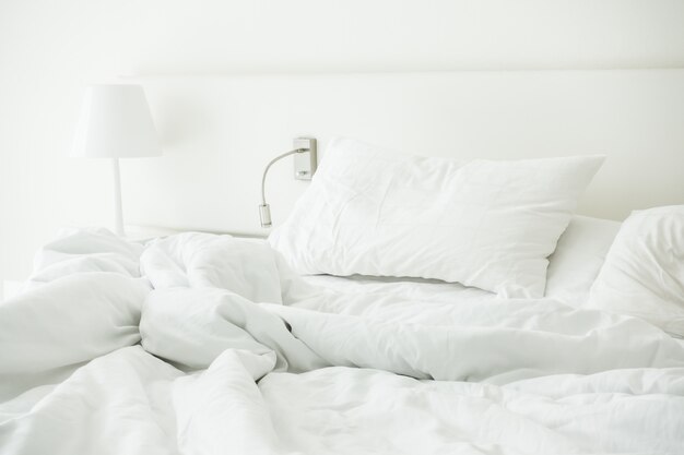 rumpled 침대에 하얀 베개
