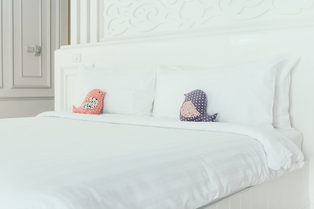Foto gratuita cuscini bianchi letto d'albergo moderne
