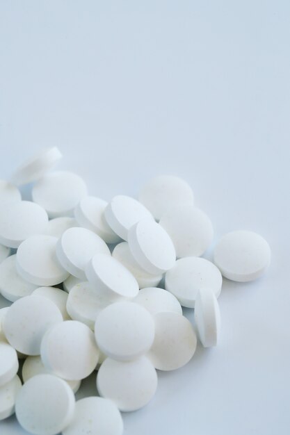 Белые таблетки крупным планом. Здравоохранение