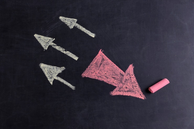 Free Photo white and pink arrows high drawn in chalk
