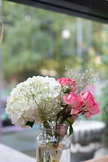 Foto gratuita fiore bianco e rosa