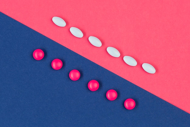 Foto gratuita pillole bianche e rosa sulla scrivania