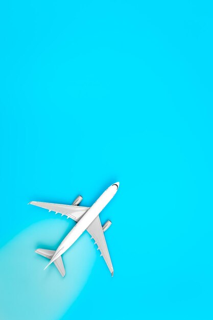 青色の背景に白い飛行機平面レイアウト コピー スペース