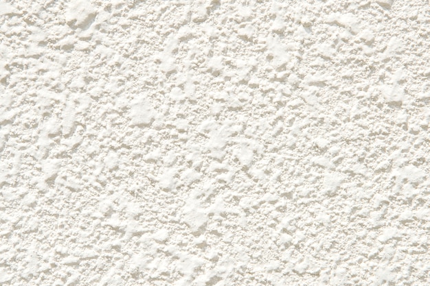 粗い表面を持つ白い漆喰壁