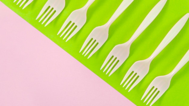 Foto gratuita forchette di plastica bianche su sfondo colorato