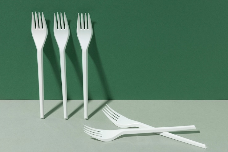 Free Photo white plastic forks copy space
