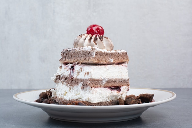 Free photo a white plate of piece of cake and star anise.