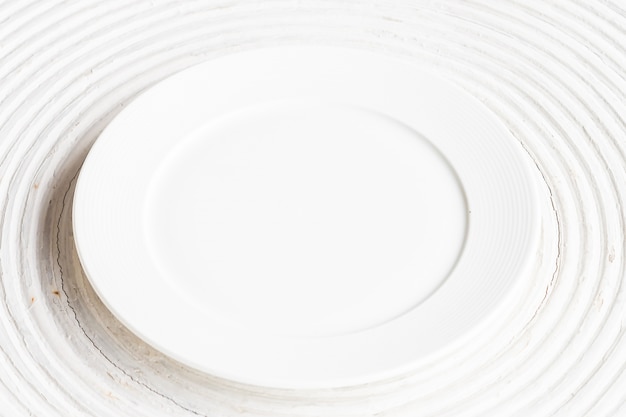 흰색 나무 배경에 흰색 접시