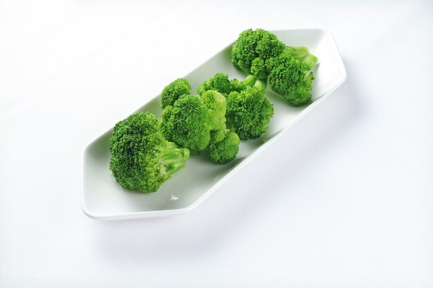 新鮮なブロッコリーの白い皿-レシピの記事やメニューの使用に最適