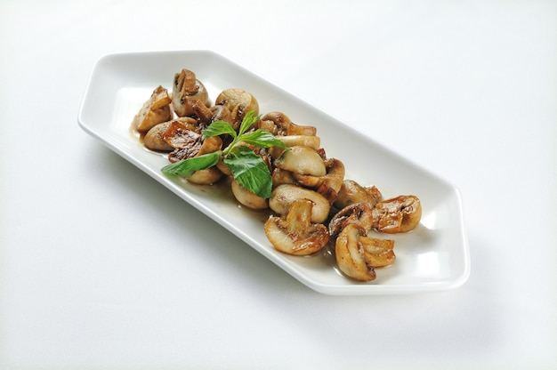 Белая тарелка с грибами гриль