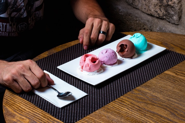 Foto gratuita piatto bianco con palline di gelato