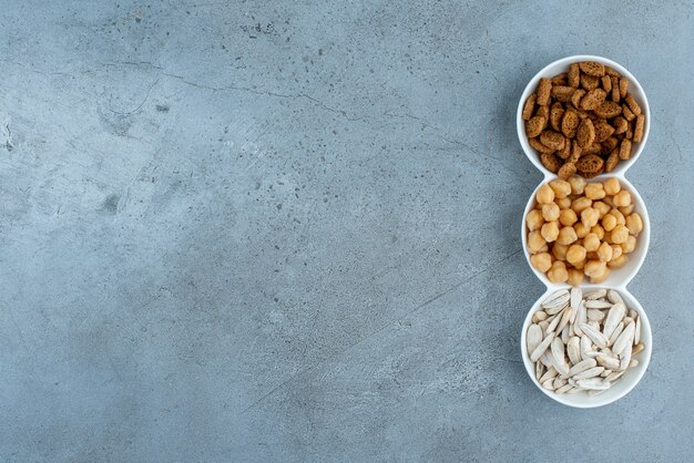 Foto gratuita a piatti bianchi pieni di deliziosi snack. foto di alta qualità