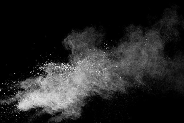 黒の背景に青い粉の爆発 プレミアム写真