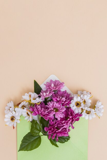 封筒に白と紫の花
