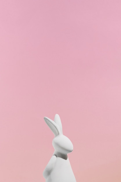 ピンクの背景に白ウサギの置物
