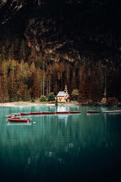 Free photo white and red boat on lake during daytime