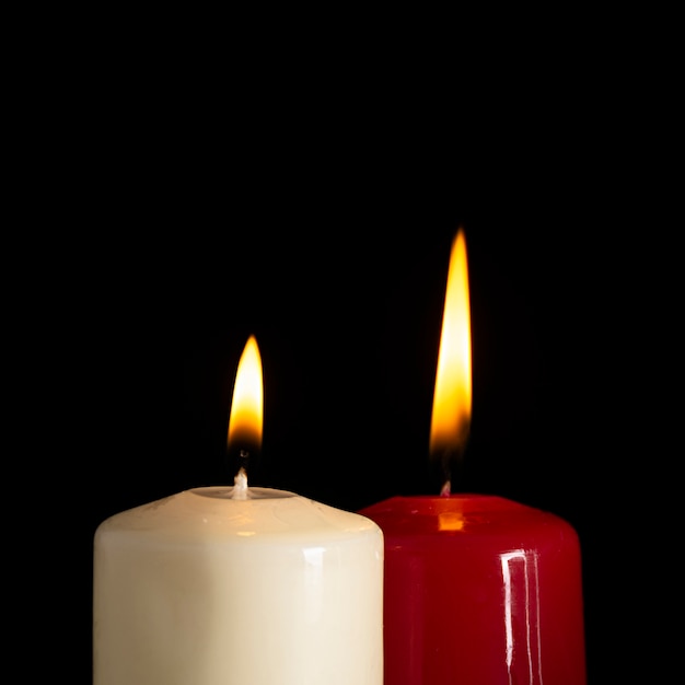 Foto gratuita candele bianche e rosse sul nero