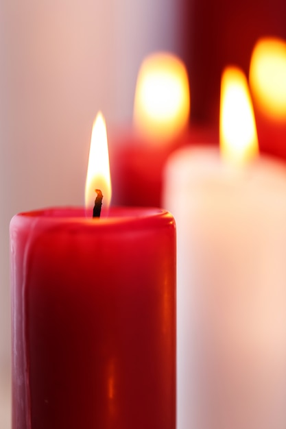 Foto gratuita candele bianche e rosse