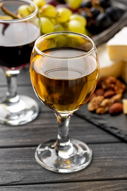 テーブルの上のワインの白と赤のガラス