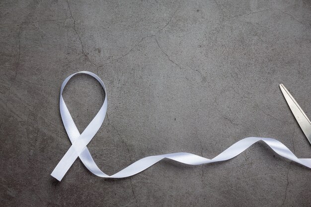Белая лента символ мира Международный день ненасилия.