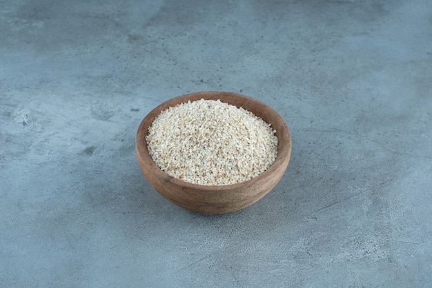 Белый рис в деревянной чашке. Фото высокого качества