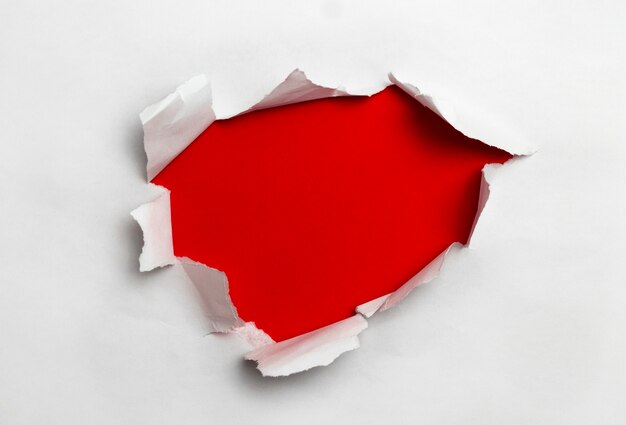 赤い背景の白い破れた紙