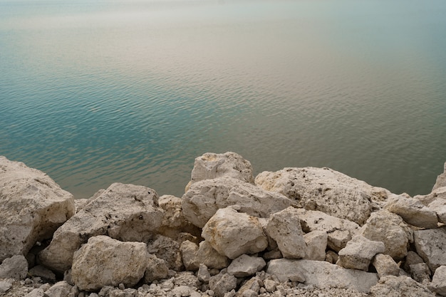 Белые скальные камни, вымытые чистой водой