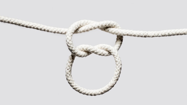 Белые веревки с квадратными узлами