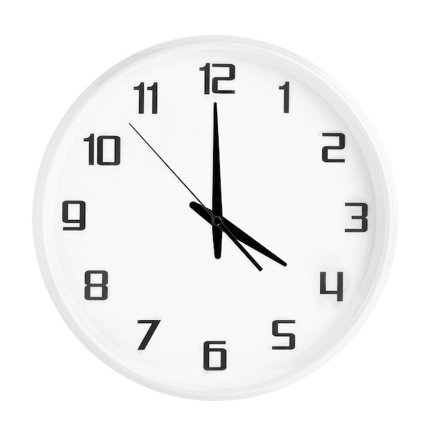 Белые круглые часы офиса показывая 4 часа изолированные на белизне. пустые белые часы, показывающие время 4 вечера или 4 утра Premium Фотографии