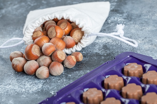 Free photo a white sack full of delicious macadamia nuts.